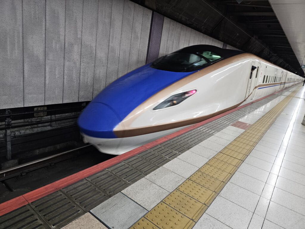 上野駅の地下ホームに進入してくる新幹線
