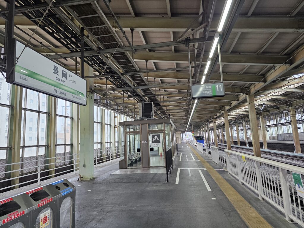 長岡駅の新幹線ホーム、11番線の案内板