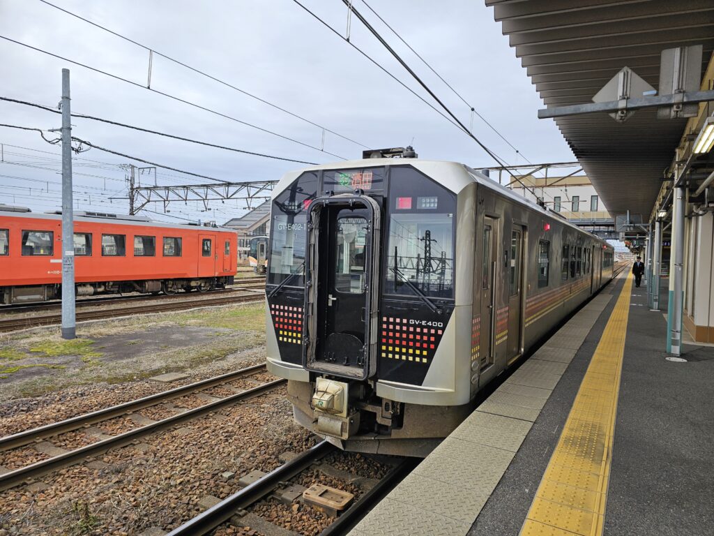 酒田行きのGV-E400系気動車