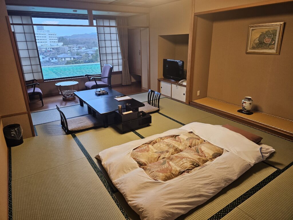 はぎのやの客室、布団と窓からの景色