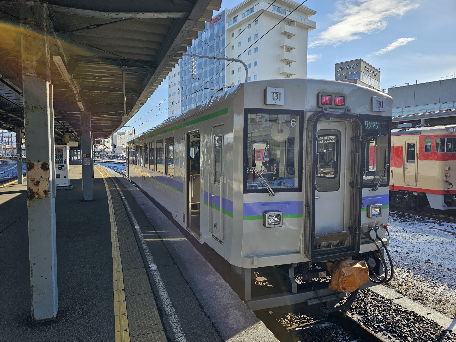 プラットフォームに停車する列車