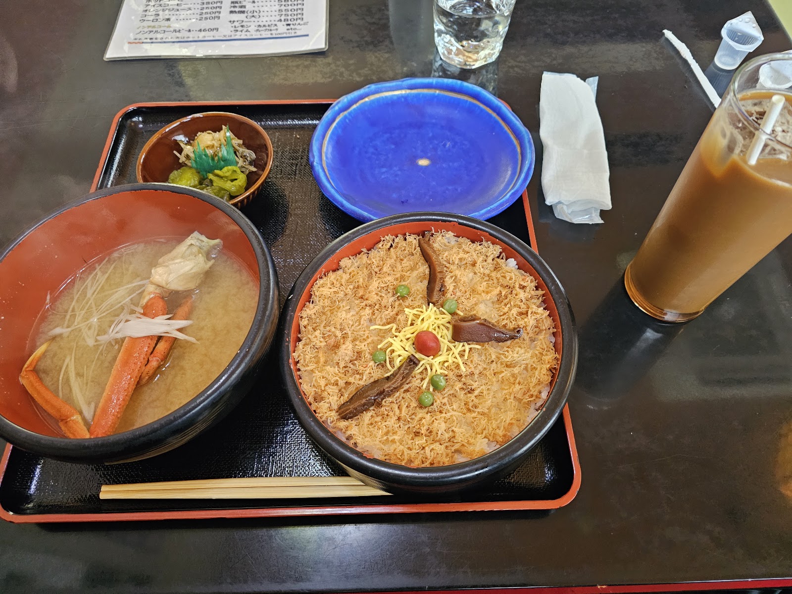 カニ丼とカニ味噌汁の定食
