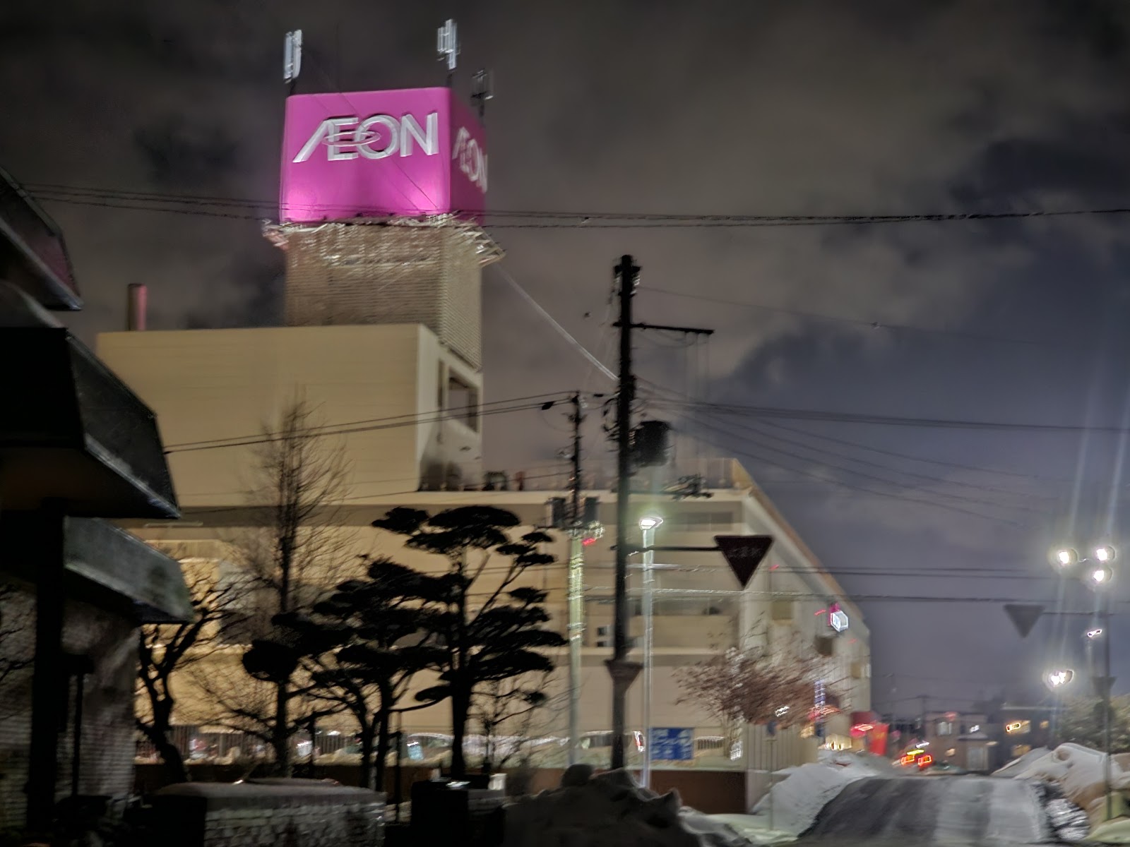 イオン店舗の夜間外観